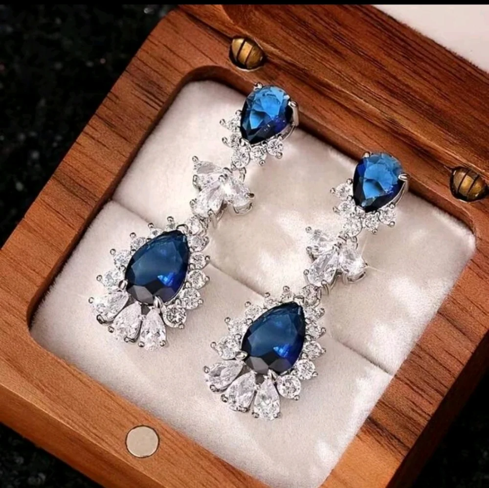 BRAND NEW ** Elegant Blue and Silver Drop Earrings